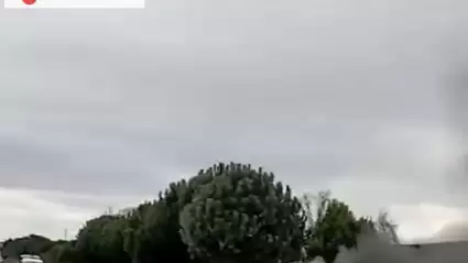 Seyir halindeyken alev alan otomobil panik yarattı!