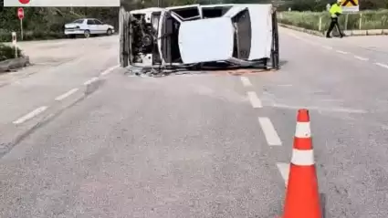Amasya'da Köpeğe Çarpmamak İçin Manevra Yaparak Yan Yatan Otomobildeki Üç Kişi Yaralandı