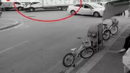 Kamyonet Dur Tabelasını Kapatarak Kazaya Sebep Oldu!