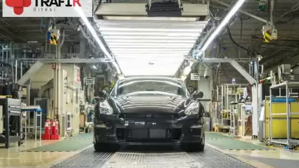Nissan, efsanevi R35 GT-R modeline veda ederken, fabrika çalışanları duygusal bir kutlama gerçekleştirdi.