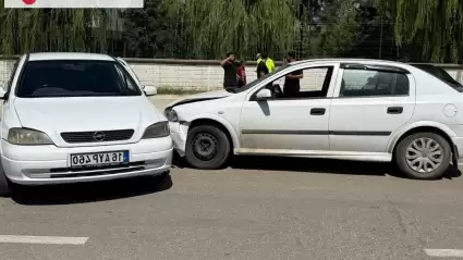 İnegöl'de Otomobiller Çarpıştı: 2 Yaralı!
