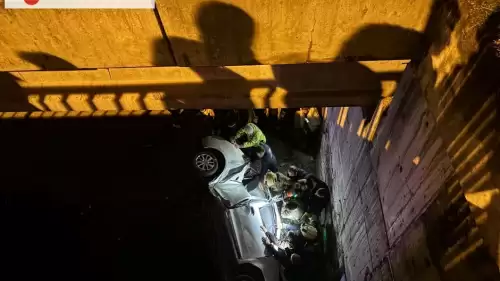 Ümraniye'de 10 Metreden Düşen Otomobilin Sürücüsü Kurtuldu