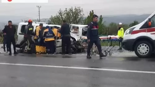 Denizli'de Korkunç Kaza: İki Araç Kafa Kafaya Çarpıştı