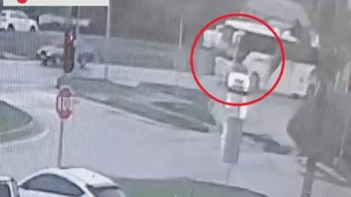 Yolcu otobüsü, kırmızı ışıkta duran araca çarptı!