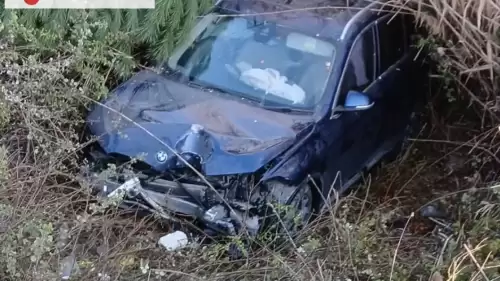 Sürücü direksiyon hakimiyetini kaybetti, otomobil şarampole uçtu