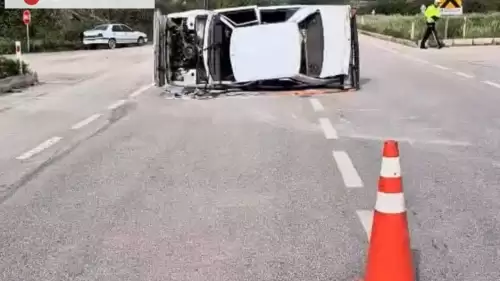 Amasya'da Köpeğe Çarpmamak İçin Manevra Yaparak Yan Yatan Otomobildeki Üç Kişi Yaralandı