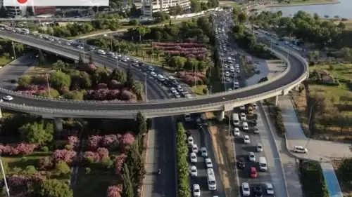 İzmir'de Trafikteki Araç Sayısı 1.98 Milyona Ulaştı, Artış Devam Ediyor