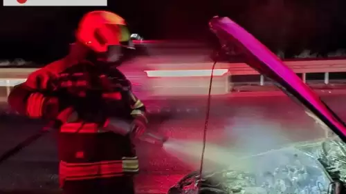 Balıkesir Gömeç'te İtfaiye Ekipleri Yanan Otomobili Söndürdü