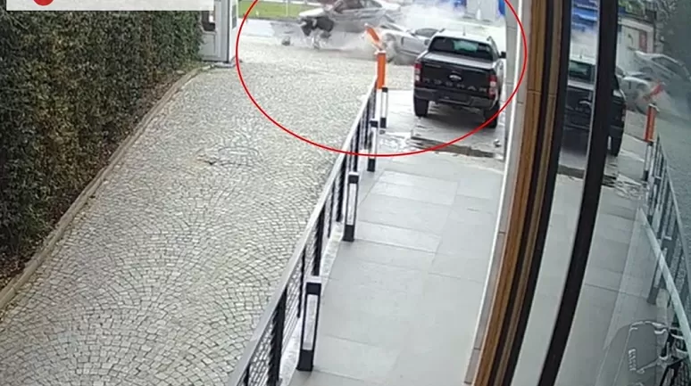 Mudanya'da Lüks Araç Kazası: Direksiyon Kontrolü Kayboldu, Otomobil Satış Firmasına Çarptı!