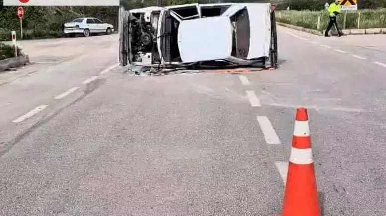 Amasya'da Köpeğe Çarpmamak İçin Manevra Yaparak Yan Yatan Otomobildeki Üç Kişi Yaralandı