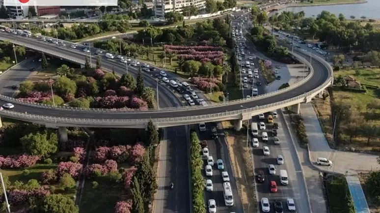 İzmir'de Trafikteki Araç Sayısı 1.98 Milyona Ulaştı, Artış Devam Ediyor