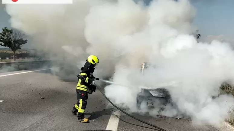 Tarsus'ta Otoyolda Yanan Otomobil İtfaiye Tarafından Söndürüldü