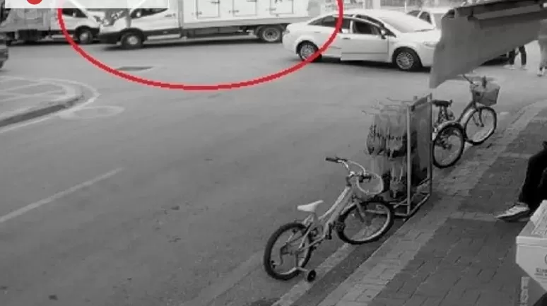 Kamyonet Dur Tabelasını Kapatarak Kazaya Sebep Oldu!