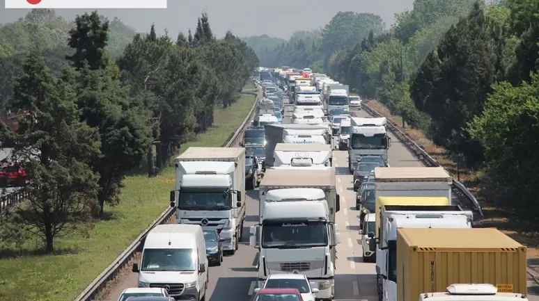 Anadolu Otoyolu Sakarya Geçişinde TIR Makasladı, Uzun Araç Kuyrukları Oluştu