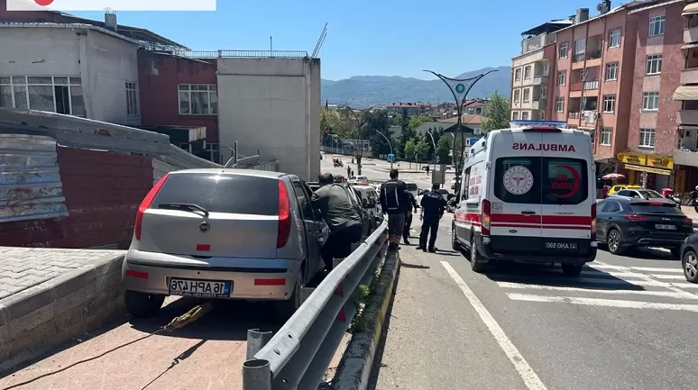 İzmit'te Bir Otomobil Kırmızı Işıkta Bekleyen Araca Çarptı: 5 Yaralı!