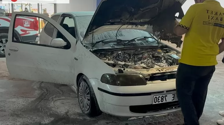 Alışveriş Merkezi Otoparkında Otomobil Yangını Çıktı