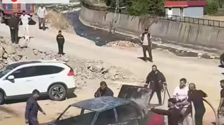Torul ilçesinde park halindeki otomobil yangınla kül oldu!