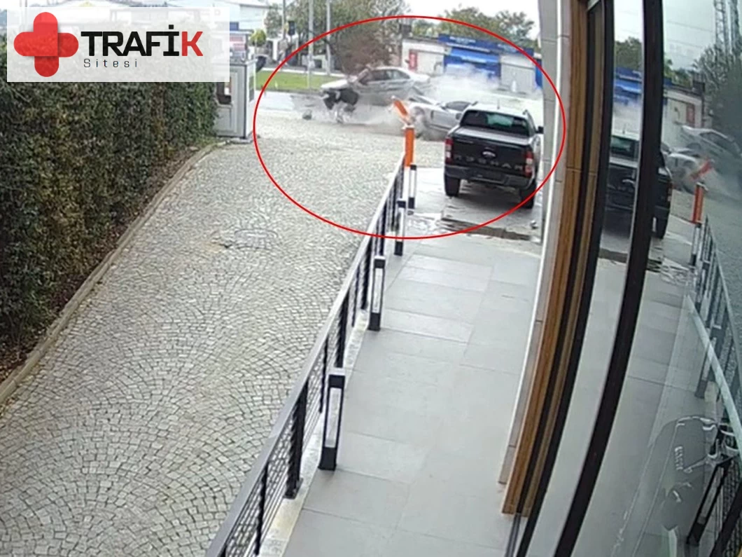 Mudanya'da Lüks Araç Kazası: Direksiyon Kontrolü Kayboldu, Otomobil Satış Firmasına Çarptı!