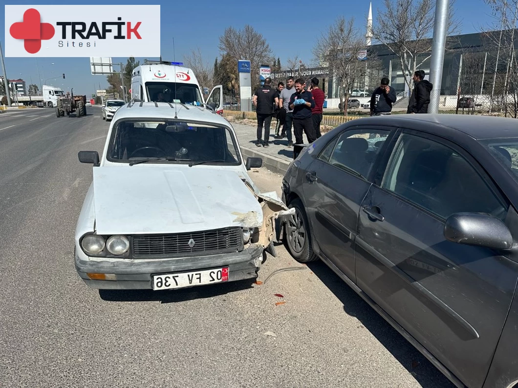 Adıyaman'da Park Halindeki Otomobile Çarptı: 1 Yaralı!