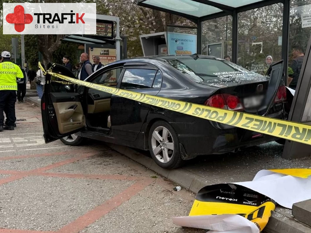 Gaziantep'te Otobüs Durağına Dalan Otomobilde 5 Kişi Yaralandı, Soruşturma Başlatıldı.