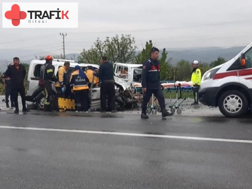 Denizli'de Korkunç Kaza: İki Araç Kafa Kafaya Çarpıştı