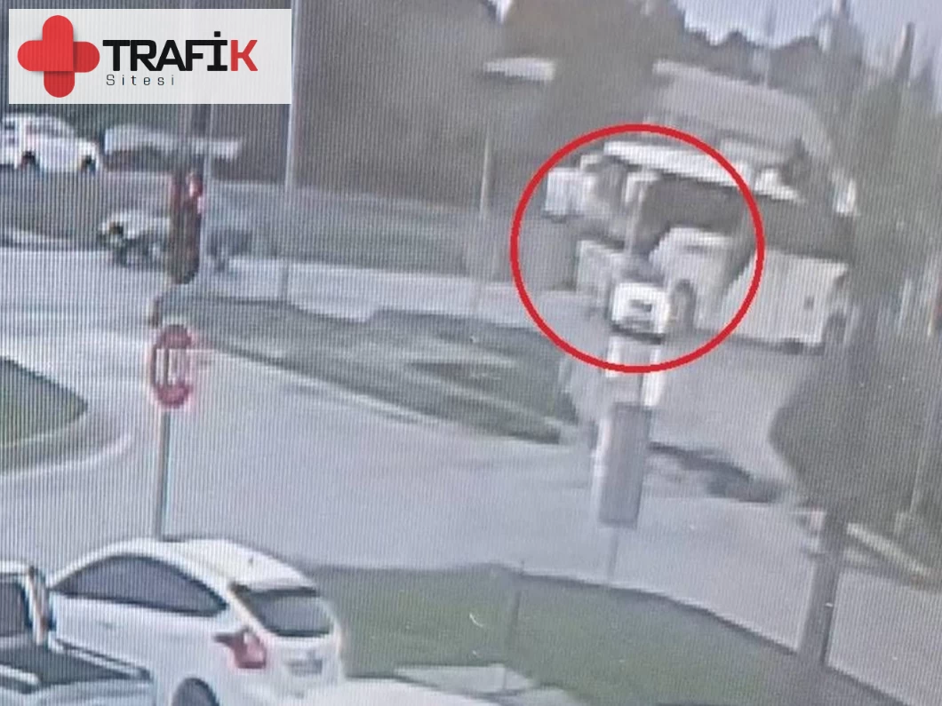 Yolcu otobüsü, kırmızı ışıkta duran araca çarptı!