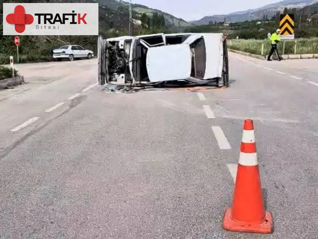 Amasya'da Köpeğe Çarpmamak İçin Manevra Yaparak Yan Yatan Otomobildeki Üç Kişi Yaralandı