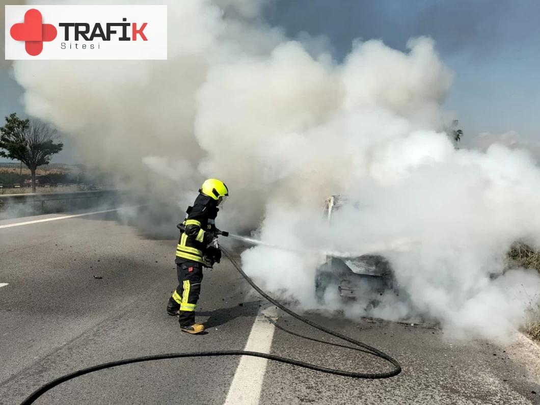 Tarsus'ta Otoyolda Yanan Otomobil İtfaiye Tarafından Söndürüldü