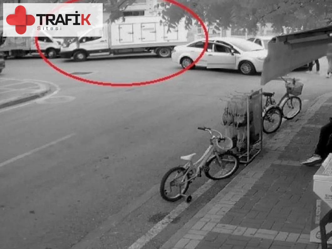 Kamyonet Dur Tabelasını Kapatarak Kazaya Sebep Oldu!