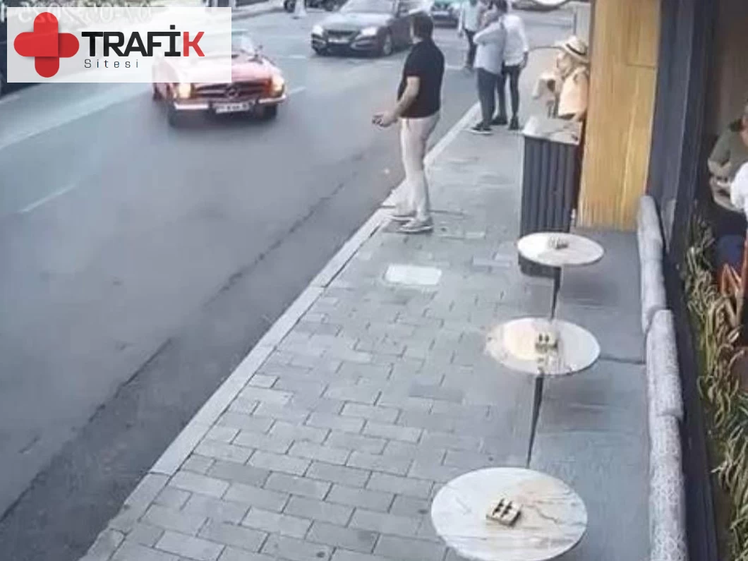 İstanbul'da Vale Kazası: Klasik Araç Geri Manevra Yaparken Diğer Araca Çarptı