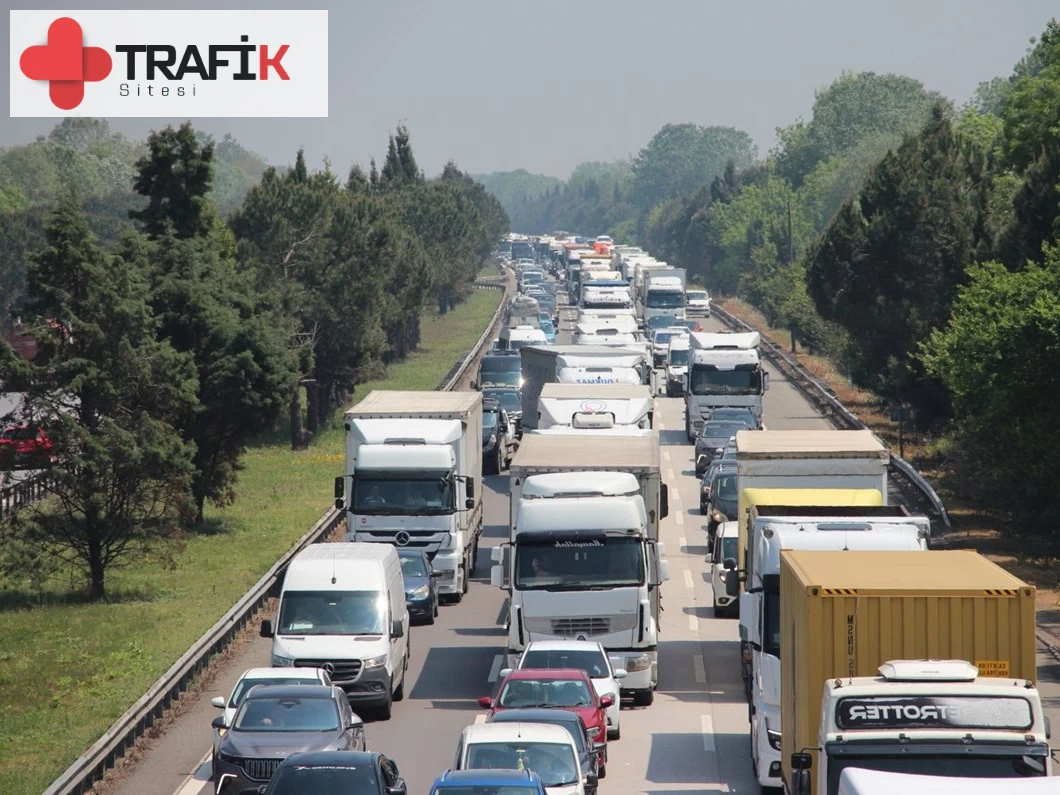 Anadolu Otoyolu Sakarya Geçişinde TIR Makasladı, Uzun Araç Kuyrukları Oluştu
