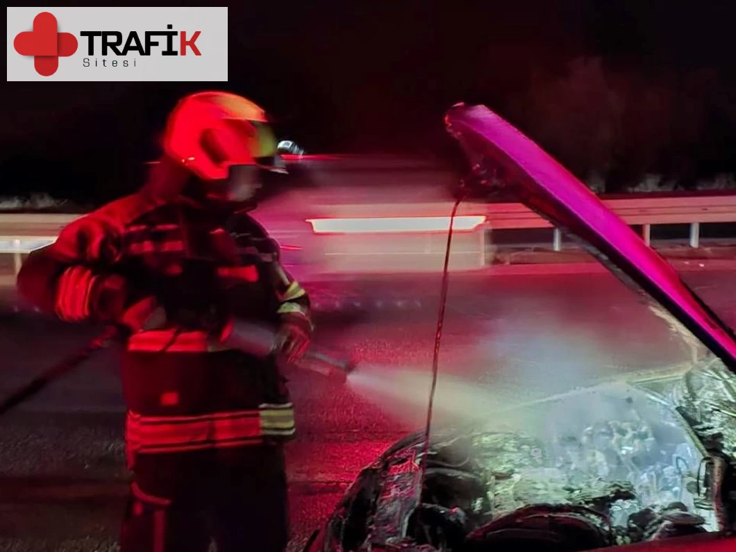 Balıkesir Gömeç'te İtfaiye Ekipleri Yanan Otomobili Söndürdü