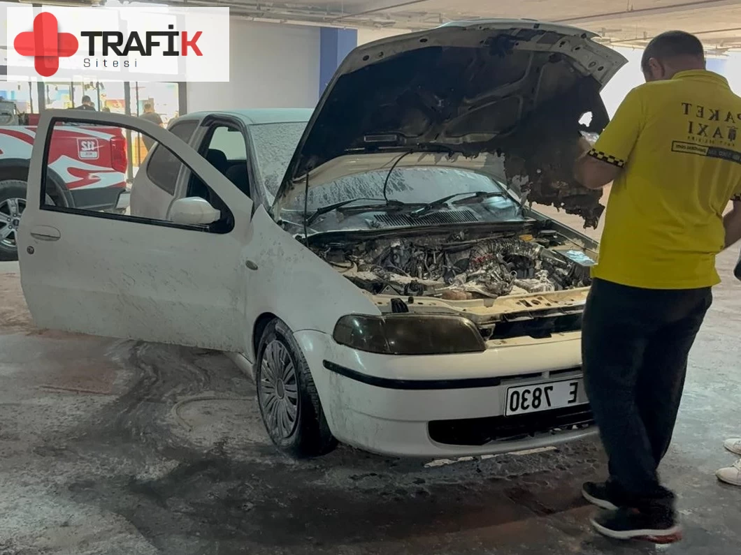 Alışveriş Merkezi Otoparkında Otomobil Yangını Çıktı